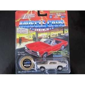 1970 Chevelle SS (cameo white) Series 3 Johnny Lightning Muscle Cars 