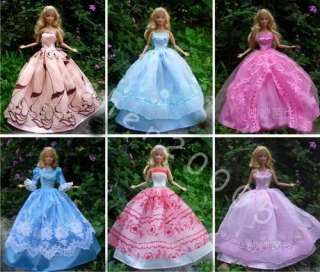 Barbie 30 items  Dresses Clothes grows & hangers shoes  