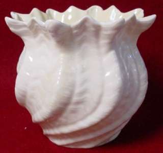 BELLEEK (Irish) Pottery SMALL FLOWER POT Vase D222  