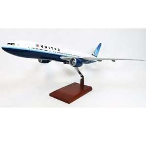  B777 200 United Airlines 1/100 Scale Model Aircraft: Toys 