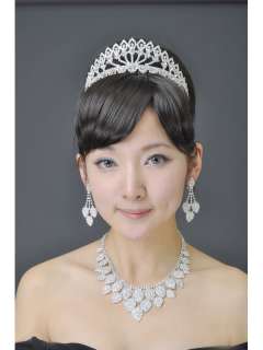   rich design and shining color wearing this rhinestone bridal tiara hai