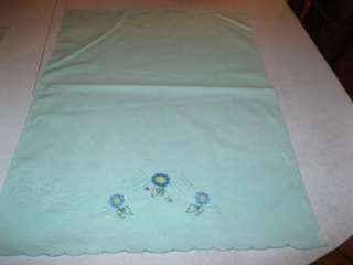 TWO VINTAGE LINEN EMBROIDERED TOWELS 21 1/2 X 15 1/2  