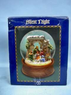 Dept56 Silent Night Lighted Musical Snow Globe #39994 MIB 1999  